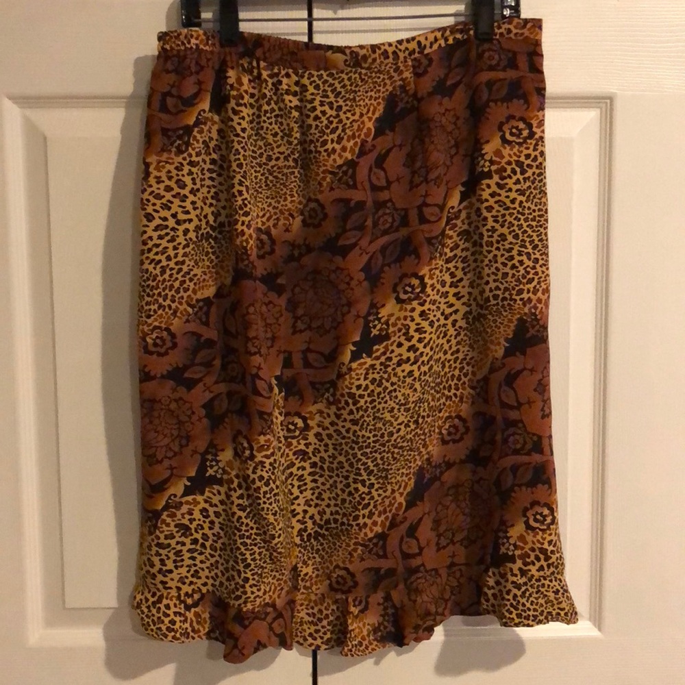Great lightweight patterned skirt w/ bottom ruffle